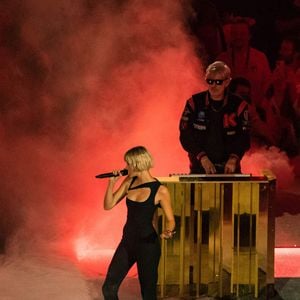 Le cinéaste Nicolas Winding Refn et la chanteuse Angèle lui ont rendu hommage après l’annonce de sa mort.
Kavinsky et Angele lors de la cérémonie de clôture des Jeux Olympiques de Paris 2024 au stade de France à Saint-Denis, le 11 août 2024.
© Baptiste Autissier / Panoramic / Bestimage