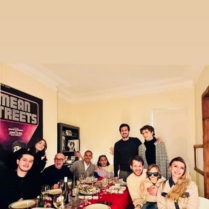 De son petit-fils Vahé et de Jérôme Jacay, son ami d'enfance et sa demi-soeur Charlotte Joly et ses enfants

Paul Belmondo en famille pour un repas de Noël