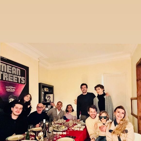 De son petit-fils Vahé et de Jérôme Jacay, son ami d'enfance et sa demi-soeur Charlotte Joly et ses enfants

Paul Belmondo en famille pour un repas de Noël