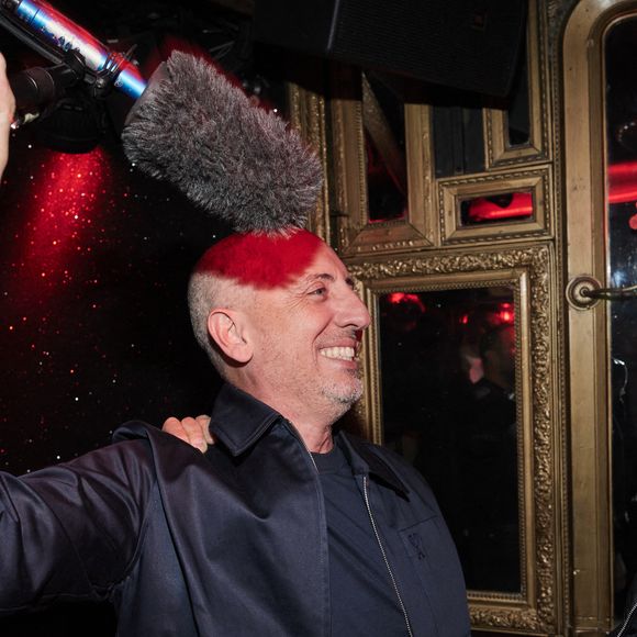 Arié Elmaleh, fraîchement célibataire après sa rupture définitive avec Barbara Schulz, était présent lors de l'événement.
Exclusif - Gad Elmaleh, l'artiste JR - Inauguration du Michou Comedy Club avec Gad Elmaleh à Paris le 17 mars 2025. 
© Cyril Moreau/Bestimage