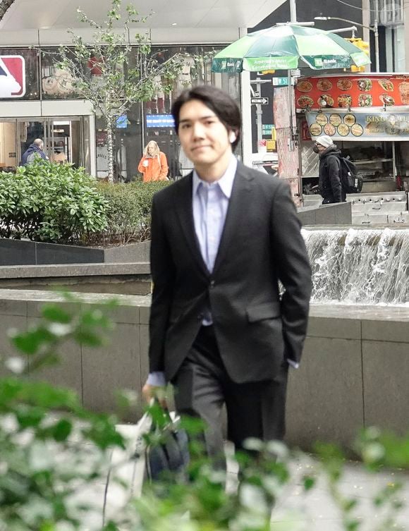 Elle a épousé l'avocat Kei Komuro, un roturier, 

Kei Komuro, le mari de l'ancienne princesse du Japon Mako, entame une nouvelle vie à New York. Déchue de son titre impérial pour avoir épousé un roturier, Mako a suivi son époux à New York où il occupe un poste dans un cabinet juridique à partir du 15 novembre 2021.