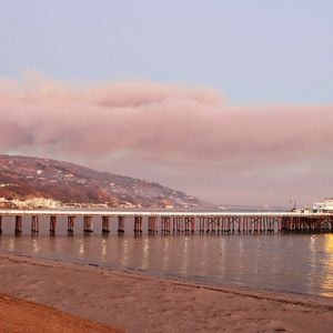 Vues générales de la Pacific Coast Highway et de ce qui reste du restaurant Moonshadows après les incendies dans la région de Los Angeles