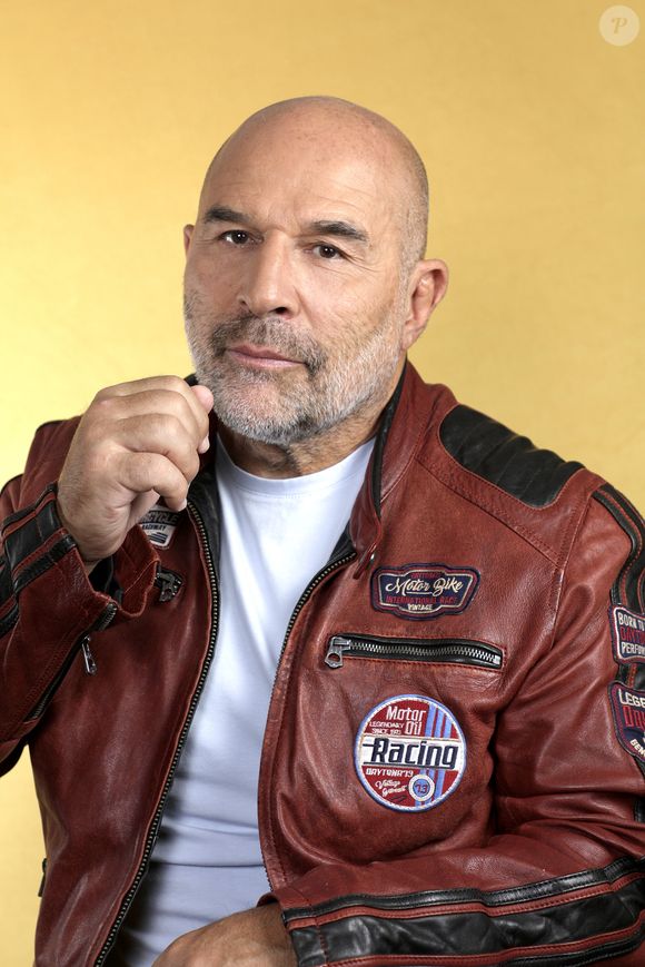 Il a par ailleurs pu assurer l'animation de son émission de radio à distance ce lundi après-midi.

Exclusif - Portrait de Vincent Moscato à Paris, le 2 septembre 2025.
© Cédric Perrin/Bestimage