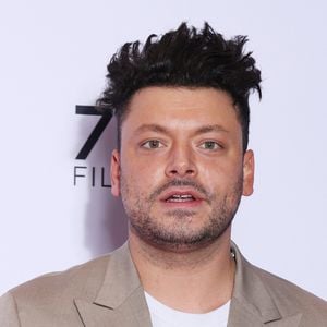 Il explique : "Elle ne peut pas aller au resto comme ça sans avoir son espèce de manager/surveillante avec elle tout le temps". 

Kev Adams - Première du film "L'infiltrée" au cinéma Pathé Palace de Paris le 2 février 2026. © Denis Guignebourg/Bestimage