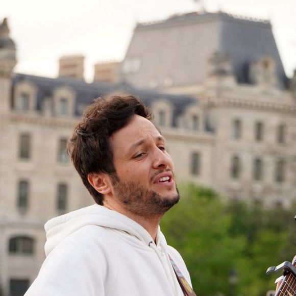 Le chanteur Vianney a improvisé un concert sur le parvis de Notre-Dame de Paris le 8 avril 2025. © Jack Bussat / Bestimage