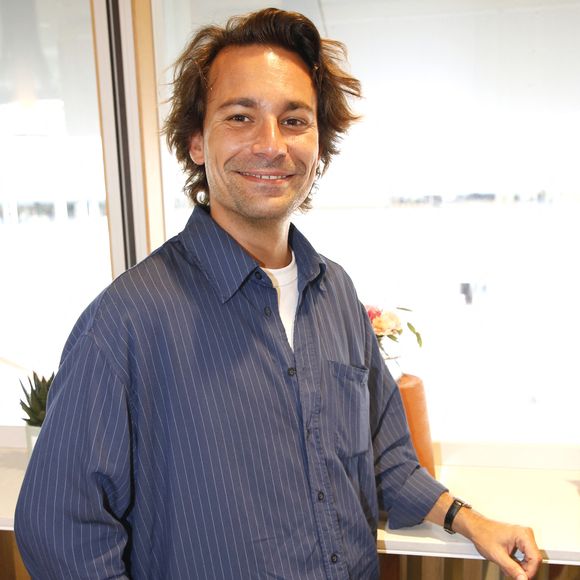 La dernière fois qu'il a pris la parole, c'était simplement pour annoncer l'arrivée de son remplaçant

Exclusif - Bertrand Chameroy (C à vous) - Déjeuner dans la loge de France Télévision lors des Internationaux de France de Tennis de Roland Garros 2024 à Paris. Le 5 juin 2024
© Bertrand Rindoff Petroff / Bestimage