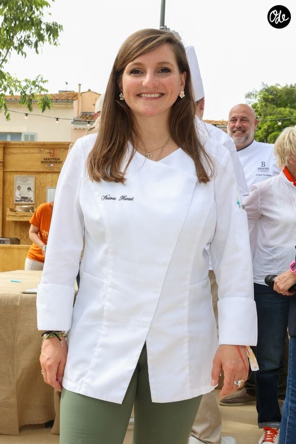 Les Chefs à Saint-Tropez fêtent les producteurs 2026., Noémie Honiat (Jury), place des Lices à Saint-Tropez, le 3 mai 2026. , pour la Battle de "la presqu'Ile flottante" - 1er Prix - Bastien Pédroni - Lycée Anne-Sophie Pic. ©Jean-Marc LHOMER/Bestimage.