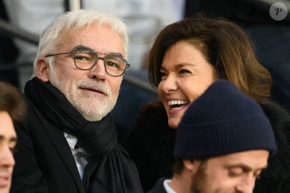 Pascal Praud et sa compagne Catherine assistent au match de Ligue 1 entre le Paris Saint-Germain et le FC Nantes au Parc des Princes le 20 novembre 2021 à Paris, France. Photode Laurent Zabulon/ABACAPRESS.COM