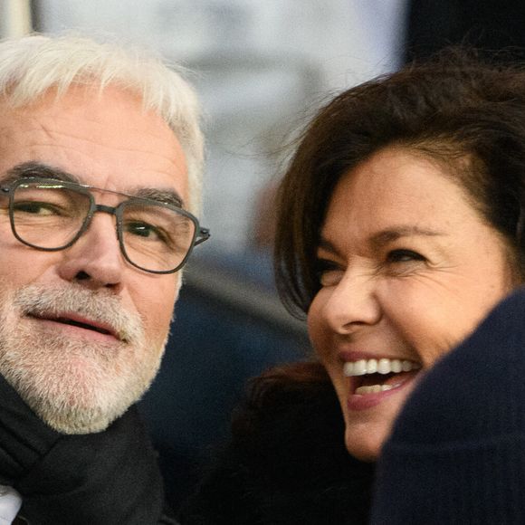 Pascal Praud et sa compagne Catherine assistent au match de Ligue 1 entre le Paris Saint-Germain et le FC Nantes au Parc des Princes le 20 novembre 2021 à Paris, France. Photode Laurent Zabulon/ABACAPRESS.COM