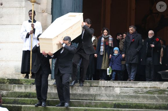 Gabriele Laborde et sa famille lors de la cérémonie des obsèques de Catherine Laborde à l'église Saint-Roch à Paris, France, le 6 février 2025. L'emblématique présentatrice météo de TF1 est décédée le 28 janvier 2025 à l'âge de 73 ans, des suites d'une démence à corps de Lewy, une maladie neurodégénérative dont Catherine Laborde souffrait depuis 2014. Photo par Jerome Domine/ABACAPRESS.COM