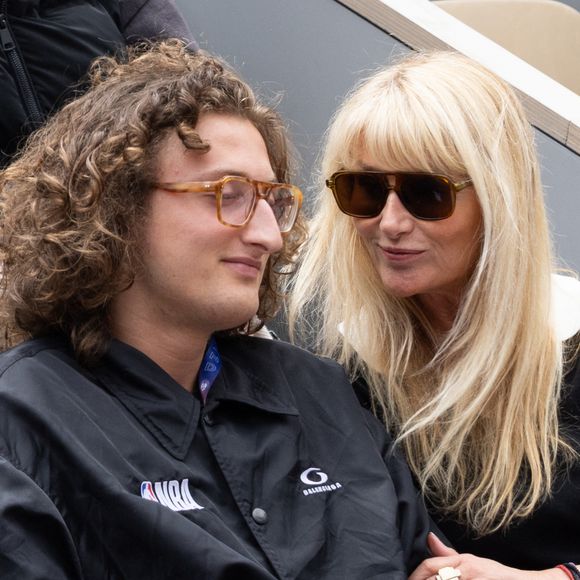 Le fils de Yannick Noah et Isabelle Camus poursuit sa carrière de DJ.

Joalukas Noah et sa mère Isabelle Camus dans les tribunes lors des Internationaux de France de Tennis de Roland Garros 2026, à Paris, France, le 3 juin 2026. © Jacovides-Moreau/Bestimage