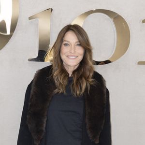 Carla Bruni a soutenu Raphaël Enthoven sur Instagram avec un simple cœur.

Carla Bruni au photocall au défilé Christian Dior Collection Femme Prêt-à-Porter Printemps/Eté lors de la Fashion Week de Paris (PFW), dans le Jardin des Tuileries, à Paris, France. © Olivier Borde/Bestimage