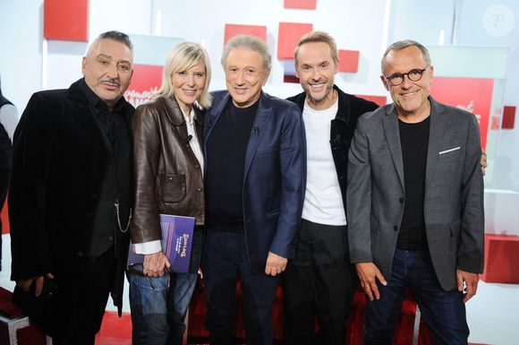 Exclusif - Dani Lary, Chantal Ladesou, Michel Drucker, Damien Thevenot, et Emmanuel Chaunu lors de l'enregistrement de l'émission Vivement Dimanche, au studio Rive gauche, à Paris, France, le 22 octobre 2025, présentée par M.Drucker, diffusée sur France 3 le 16 novembre 2025. © Guillaume Gaffiot/Bestimage