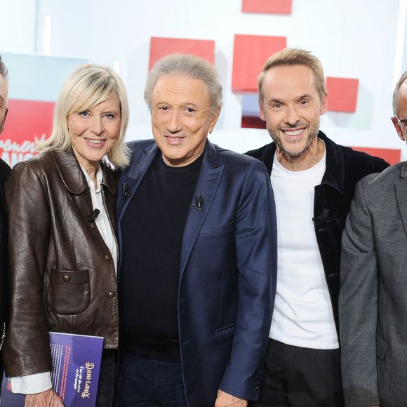 Exclusif - Dani Lary, Chantal Ladesou, Michel Drucker, Damien Thevenot, et Emmanuel Chaunu lors de l'enregistrement de l'émission Vivement Dimanche, au studio Rive gauche, à Paris, France, le 22 octobre 2025, présentée par M.Drucker, diffusée sur France 3 le 16 novembre 2025. © Guillaume Gaffiot/Bestimage