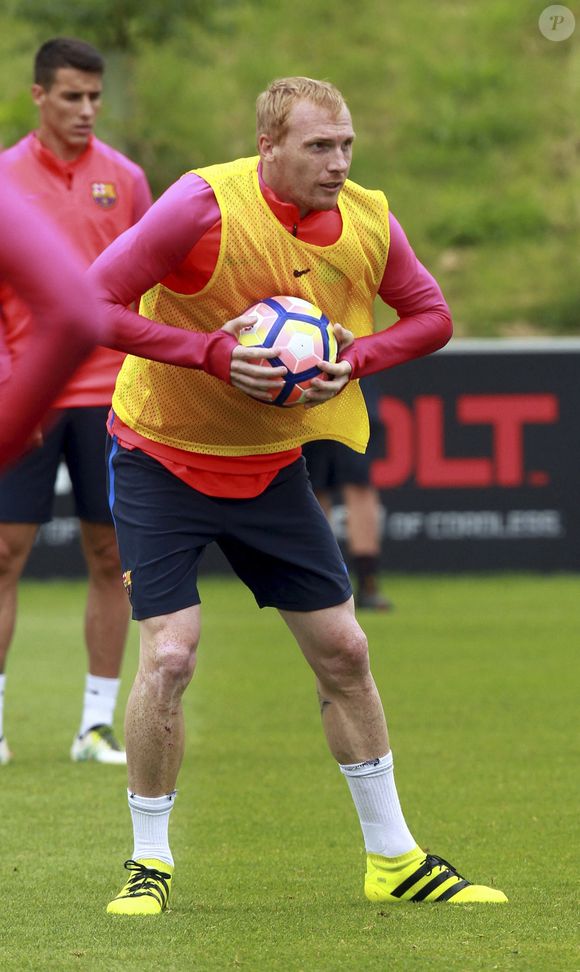 Le joueur du FC Barcelone, le Français Jeremy Mathieu, assiste à une séance d'entraînement à St. George's Park dans le Staffordshire, en Grande-Bretagne, le 29 juillet 2016. Le FC Barcelone jouera un match de pré-saison contre le Celtic Football Club le 30 juillet. Photo by Sean Dempsey/EFE/ABACAPRESS.COM