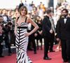 La coupe sirène épousait sa silhouette longiligne avant de s'évaser en une traîne fluide. 

Carla Bruni-Sarkozy  lors de la montée des marches du film " Garance " lors du 79ème Festival International du Film de Cannes, le 17 mai 2026. © Jacovides-Moreau / Bestimage