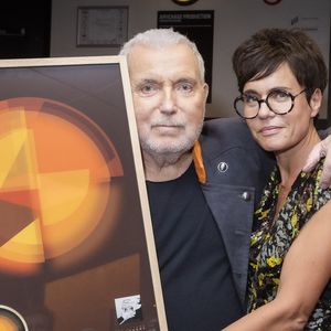 Il est désormais marié avec Sophie, une artiste qui a 25 ans de moins que lui...

Exclusif -  Bernard Lavilliers remet un disque de platine à sa femme Sophie Chevallier-Lavilliers pour sa participation à son album (création graphique) - Backstage du concert de Bernard Lavilliers à l'Olympia à Paris le 16 juin 2022. © Jack Tribeca / Bestimage
