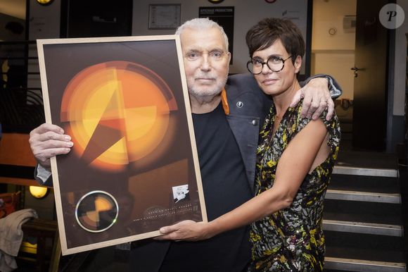 Il est désormais marié avec Sophie, une artiste qui a 25 ans de moins que lui...

Exclusif -  Bernard Lavilliers remet un disque de platine à sa femme Sophie Chevallier-Lavilliers pour sa participation à son album (création graphique) - Backstage du concert de Bernard Lavilliers à l'Olympia à Paris le 16 juin 2022. © Jack Tribeca / Bestimage