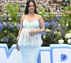 L'ensemble Chanel porté par Rihanna, qui comprenait un haut et une jupe en chiffon de soie vert céladon, a nécessité 840 heures de travail, selon la marque Haute Couture. 

Rihanna, enceinte, aux arrivées et au photocall de la première du film Les Schtroumpfs au Mont des Arts à Bruxelles, Belgique, le 28 juin 2025. © Jan De Meuleneir/Photonews/Bestimage