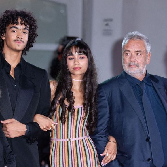 Le réalisateur Luc Besson avec sa femme Virginie Silla et leurs enfants Sateen Besson, Mao Besson, Thalia Besson et Shanna Besson assistant à la première de Dogman dans le cadre de la 80e Mostra de Venise à Venise, Italie, le 31 août 2023. Photo Aurore Marechal/ABACAPRESS.COM