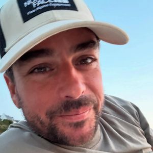 Julian Bugier partage ses vacances sur Instagram en compagnie de sa conjointe Claire Fournier.