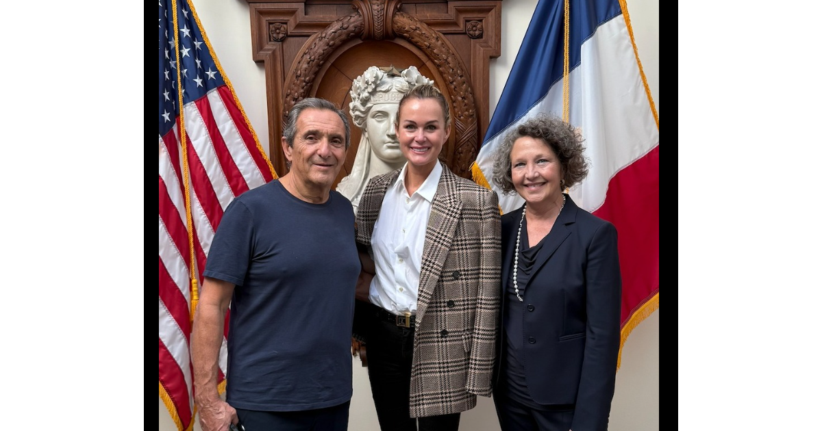 Laeticia Hallyday comblée auprès de Serge Varsano : son compagnon et milliardaire partage un point commun avec Jade et Joy Hallyday