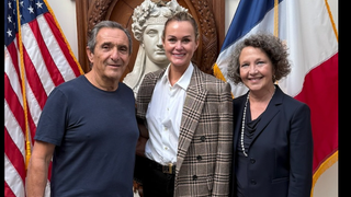 Laeticia Hallyday comblée auprès de Serge Varsano : son compagnon et milliardaire partage un point commun avec Jade et Joy Hallyday