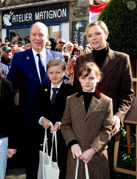 Le prince Albert II de Monaco, La princesse Charlène de Monaco, Le prince Jacques de Monaco, marquis des Baux, La princesse Gabriella de Monaco, comtesse de Carladès lors d'une visite à Matignon le 9 avril 2025.
En fin de matinée, le Couple princier et Ses enfants sont accueillis par François de
Keréver, préfet des Côtes-d’Armor, et par Jean-René Carfantan, maire de Matignon, commune d’où est originaire la famille de Matignon.
Après une promenade dans le bourg à la découverte du marché traditionnel, la Famille princière dévoile une plaque commémorative en souvenir de sa visite.

© Dominique Jacovides / Bestimage