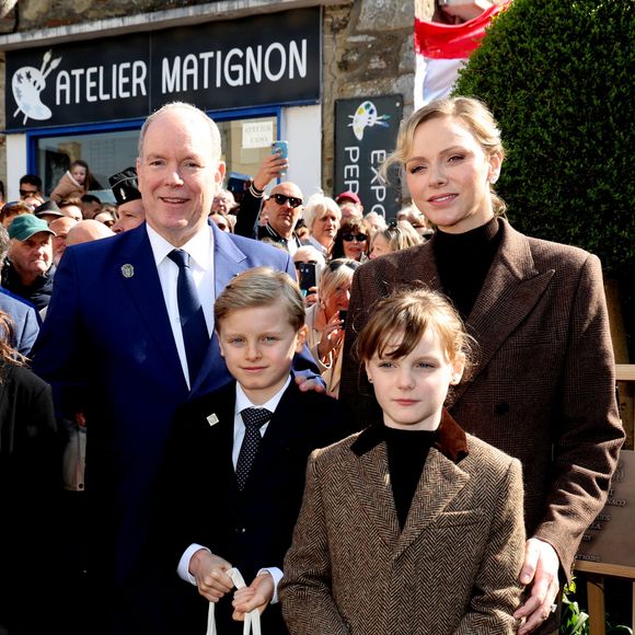 Le prince Albert II de Monaco, La princesse Charlène de Monaco, Le prince Jacques de Monaco, marquis des Baux, La princesse Gabriella de Monaco, comtesse de Carladès lors d'une visite à Matignon le 9 avril 2025.
En fin de matinée, le Couple princier et Ses enfants sont accueillis par François de
Keréver, préfet des Côtes-d’Armor, et par Jean-René Carfantan, maire de Matignon, commune d’où est originaire la famille de Matignon.
Après une promenade dans le bourg à la découverte du marché traditionnel, la Famille princière dévoile une plaque commémorative en souvenir de sa visite.

© Dominique Jacovides / Bestimage