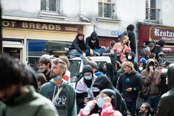 Manifestation du mouvement "bloquons tout" dans le quartier de la Gare du Nord à Paris le 10 septembre 2025.

© Jonathan Jacob / Bestimage