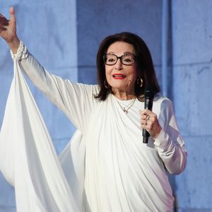 Nana Mouskouri - De nombreux artistes français et internationaux se succèdent pour faire briller la flamme de l'espoir jusque tard dans la nuit et entraîner les téléspectateurs dans un grand moment de joie partagée. © Christophe Clovis - Pierre Perusseau / Bestimage