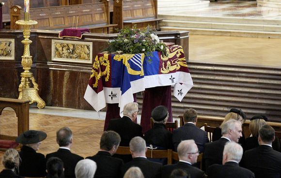 Son épouse Camilla a annulé sa venue à la dernière minute pour des raisons de santé.

Le cercueil de la duchesse de Kent repose pendant la messe de requiem célébrée en son honneur à la cathédrale Westminster, dans le centre de Londres. 16 septembre 2025. 

© PA Photo/ Bestimage