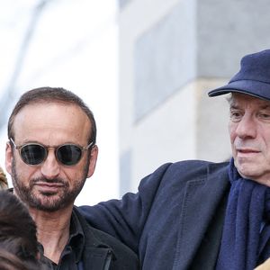 Le veuf Michel Ferracci et Daniel Russo aux arrivées des obsèques d'Emilie Dequenne au cimetière Père Lachaise à Paris, France, le 26 mars 2025. © Cyril Moreau/Bestimage