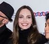 Dans ce clip, la fille d'Angelina Jolie se dévoile avec les cheveux tirés en arrière, arborant un haut en dentelle marron et des boucles d'oreilles créoles.

Shiloh Jolie-Pitt, JR, Angelina Jolie, Pax Thien Jolie-Pitt - Première du film "Paper And Glue: A JR Project" à Los Angeles, le 18 novembre 2021. @Bestimage