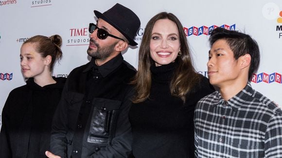 Dans ce clip, la fille d'Angelina Jolie se dévoile avec les cheveux tirés en arrière, arborant un haut en dentelle marron et des boucles d'oreilles créoles.

Shiloh Jolie-Pitt, JR, Angelina Jolie, Pax Thien Jolie-Pitt - Première du film "Paper And Glue: A JR Project" à Los Angeles, le 18 novembre 2021. @Bestimage