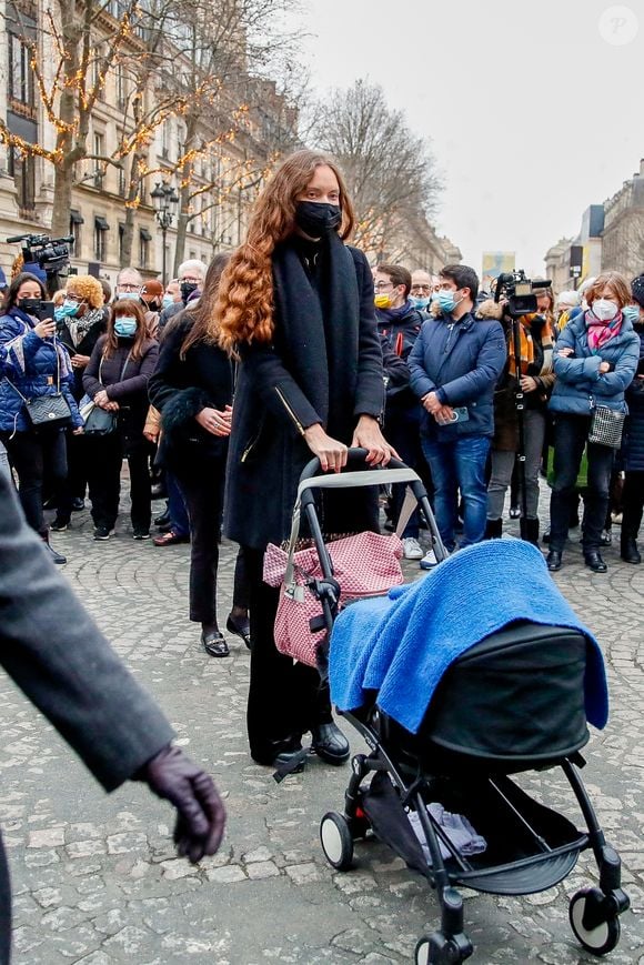 Les élèves y acquièrent les fondamentaux de l’Éducation nationale tout en explorant la nature.

Sasha (Fille d'Igor) et son bébé - Arrivées à la messe en hommage aux frères Igor et Grichka Bogdanoff (Bogdanov) en l'église de La Madeleine à Paris. Le 10 janvier 2022 © Jacovides-Moreau / Bestimage