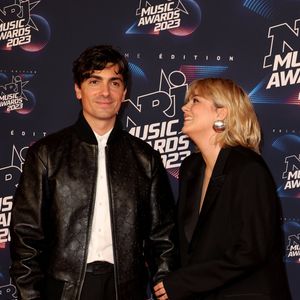 Florian Rossi et sa compagne Louane au photocall de la 25ème cérémonie des "NRJ Music Awards (NMA)" au palais des Festivals et des Congrès de Cannes, France, le 10 novembre 2023. © Dominique Jacovides/Bestimage