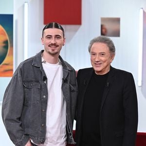 Pierre Garnier et Michel Drucker lors de l'enregistrement de l'émission "Vivement dimanche" au studio Rive Gauche, à Paris, France, le 11 décembre 2024, présentée par M. Drucker et Diffusée sur France 3 le 30 mars 2025. © Guillaume Gaffiot/Bestimage