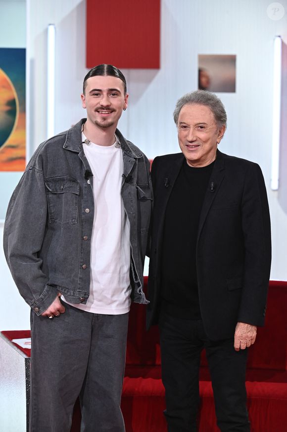 Pierre Garnier et Michel Drucker lors de l'enregistrement de l'émission "Vivement dimanche" au studio Rive Gauche, à Paris, France, le 11 décembre 2024, présentée par M. Drucker et Diffusée sur France 3 le 30 mars 2025. © Guillaume Gaffiot/Bestimage