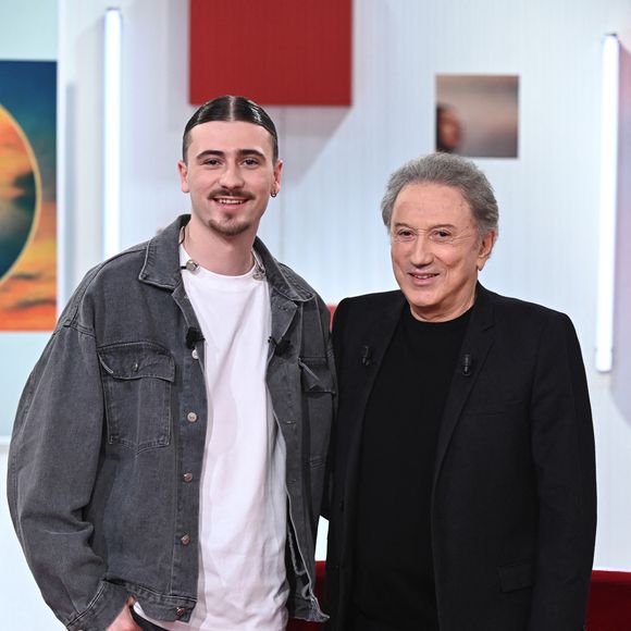 Pierre Garnier et Michel Drucker lors de l'enregistrement de l'émission "Vivement dimanche" au studio Rive Gauche, à Paris, France, le 11 décembre 2024, présentée par M. Drucker et Diffusée sur France 3 le 30 mars 2025. © Guillaume Gaffiot/Bestimage