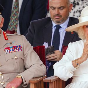 Lors de cette visite, l'épouse de Charles III a rencontré des apiculteurs locaux et a expliqué que ses propres ruches à Ray Mill House, sa résidence privée, lui causaient aussi quelques difficultés. 

Le roi Charles III d’Angleterre et la reine Camilla (Camilla Parker Bowles, reine consort d’Angleterre) assistent au service du Souvenir commémorant le 80ᵉ anniversaire du VJ Day, au Mémorial national d’Arboretum, dans le Staffordshire, Royaume-Uni, le 15 août 2025.

© Paul Edwards/WPA-Pool/ Julien Burton via Bestimage