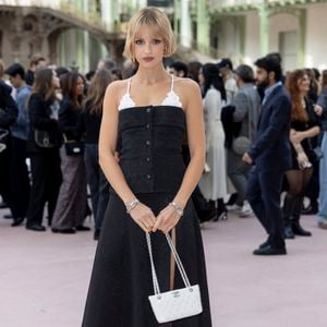 et que c'est à l'occasion de l'un d'entre eux qu'elle avait dévoilé son nouveau style

Angèle au Front Row du défilé de mode féminine Chanel printemps-été 2025 lors de la Fashion Week de Paris (PFW), au Grand Palais, à Paris, France, le 1er october 2024. © Olivier Borde/Bestimage