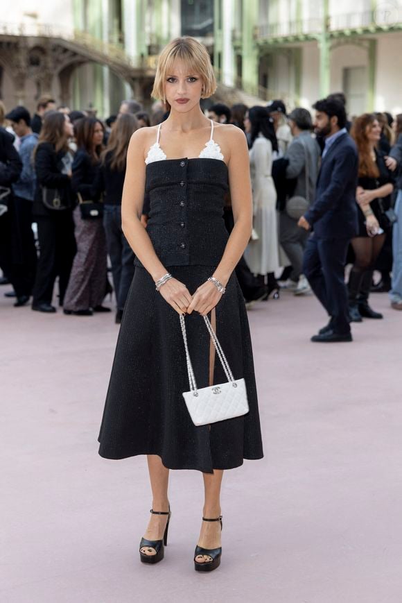 et que c'est à l'occasion de l'un d'entre eux qu'elle avait dévoilé son nouveau style

Angèle au Front Row du défilé de mode féminine Chanel printemps-été 2025 lors de la Fashion Week de Paris (PFW), au Grand Palais, à Paris, France, le 1er october 2024. © Olivier Borde/Bestimage