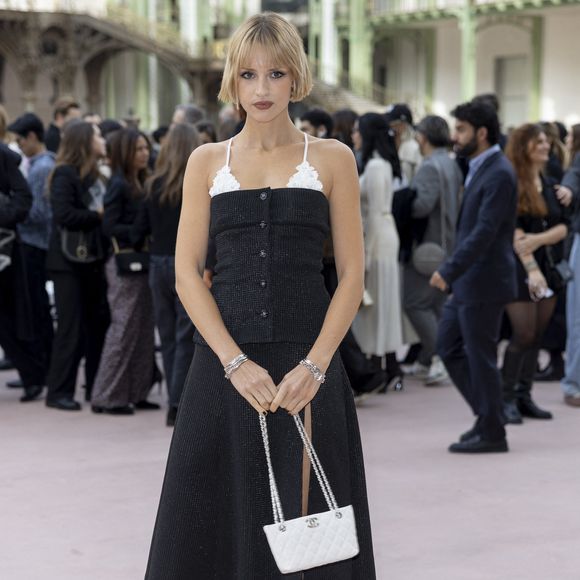 et que c'est à l'occasion de l'un d'entre eux qu'elle avait dévoilé son nouveau style

Angèle au Front Row du défilé de mode féminine Chanel printemps-été 2025 lors de la Fashion Week de Paris (PFW), au Grand Palais, à Paris, France, le 1er october 2024. © Olivier Borde/Bestimage