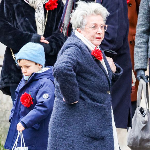Elles ont été distribuées par la famille avant la cérémonie aux invités qui les portaient à la boutonnière

Françoise Laborde, la soeur de la défunte - Arrivées aux obsèques de C.Laborde en l’église Saint-Roch à Paris, le 6 février 2025. Décédée le 28 janvier 2025 à l'âge de 73 ans, l'ancienne présentatrice météo de TF1 (1988 - 2017) était atteinte de la maladie neurodégénérative à corps de Lewy. 
© Jacovides - Moreau / Bestimage