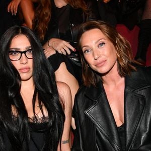 Laura Smet a brillé au premier rang aux côtés de Lourdes Leon, fille de Madonna.

Lourdes Leon, Laura Smet au Front row du défilé Etam Live Show 2025 « J'ETAM » au Palais Brongniart à Paris le 30 Septembre 2025.

© Veeren / Perusseau / Bestimage