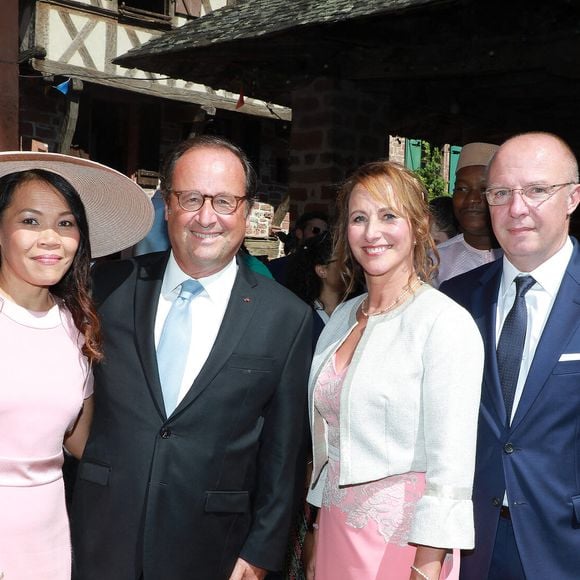 François Hollande et Ségolène Royal ont vécu 25 ans en couple...

Thomas Hollande et Emilie Broussouloux se sont mariés dans le petit village de Meyssac en Corrèze en présence de leurs parents respectifs François Hollande, Ségolène Royal ainsi que Mr et Mme Broussouloux. ABACAPRESS.COM