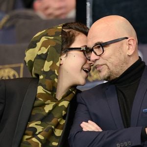 Pascal Obispo et son fils Sean - People au match des huitièmes de finale aller de la Ligue des champions, Psg - Chelsea au parc des Princes à Paris le 16 février 2016.