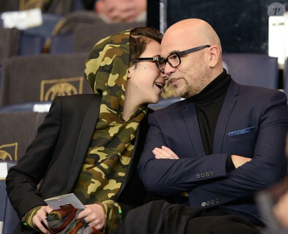 Pascal Obispo et son fils Sean - People au match des huitièmes de finale aller de la Ligue des champions, Psg - Chelsea au parc des Princes à Paris le 16 février 2016.