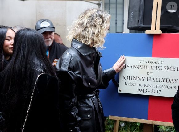 Laeticia Hallyday, ses filles Joy et Jade lors de l'inauguration d'une plaque commémorative en hommage à Johnny Hallyday devant l'immeuble où le chanteur français a grandi dans le 9ème arrondissement de Paris, France, le 22 décembre 2023. © Dominique Jacovides/Bestimage